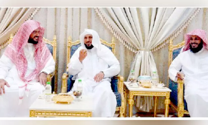 ആരോഗ്യനില തൃപ്തികരം, പുഞ്ചിരിച്ചും അതിഥികളെ സ്വീകരിച്ചും ഹറം ഇമാം ആരോഗ്യനില തൃപ്തികരം, പുഞ്ചിരിച്ചും അതിഥികളെ സ്വീകരിച്ചും ഹറം ഇമാം