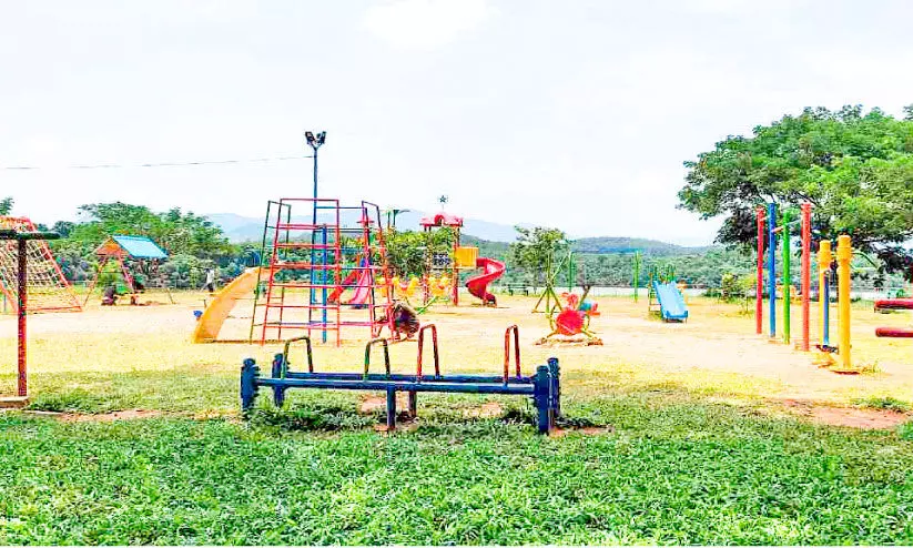 മലങ്കര പാർക്കിലേക്ക് കൂടുതൽ കളി ഉപകരണങ്ങൾ മലങ്കര പാർക്കിലേക്ക് കൂടുതൽ കളി ഉപകരണങ്ങൾ