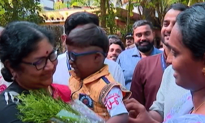 ഹർഷനെ കാണാൻ നേരിട്ടു ചെന്നു; മിടുക്കനായിരിക്കുന്നു അവൻ ഹർഷനെ കാണാൻ നേരിട്ടു ചെന്നു; മിടുക്കനായിരിക്കുന്നു അവൻ