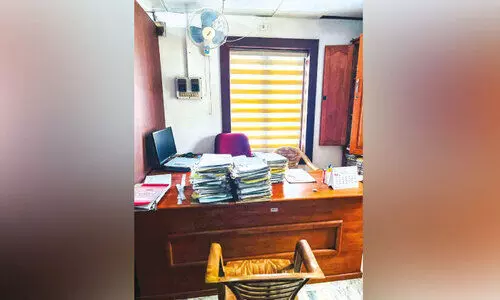 അങ്ങാടിപ്പുറത്ത് എൻജിനീയറിങ് വിഭാഗം പൂട്ടിയതിനെതിരെ സമരം അങ്ങാടിപ്പുറത്ത് എൻജിനീയറിങ് വിഭാഗം പൂട്ടിയതിനെതിരെ സമരം