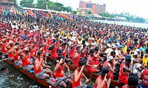 നെഹ്റു ട്രോഫി ജലോത്സവം: സ്പീഡ് ബോട്ട് വള്ളമിടിച്ച് മറിഞ്ഞു; മൂന്ന് പൊലീസുകാരെ രക്ഷിച്ചു നെഹ്റു ട്രോഫി ജലോത്സവം: സ്പീഡ് ബോട്ട് വള്ളമിടിച്ച് മറിഞ്ഞു; മൂന്ന് പൊലീസുകാരെ രക്ഷിച്ചു