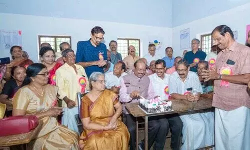 സഹപാഠികൾക്കൊപ്പം ക്ലാസ് മുറിയിലെത്തി എം.എ. യൂസുഫലി; ചങ്ങമ്പുഴയുടെ കവിത ചൊല്ലി ഓർമകൾ പങ്കിട്ടു