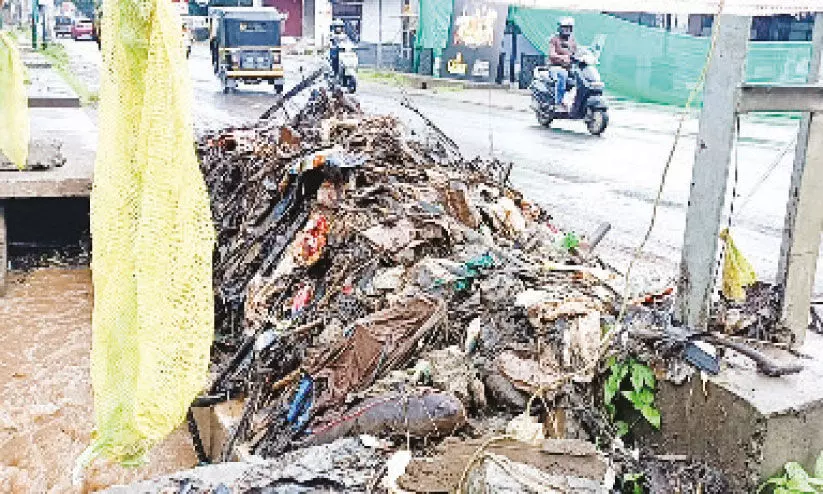 എടക്കരയിലെ വെളളക്കെട്ട് ഒഴിഞ്ഞപ്പോള്‍ മാലിന്യം ചീഞ്ഞ് നാറുന്നു