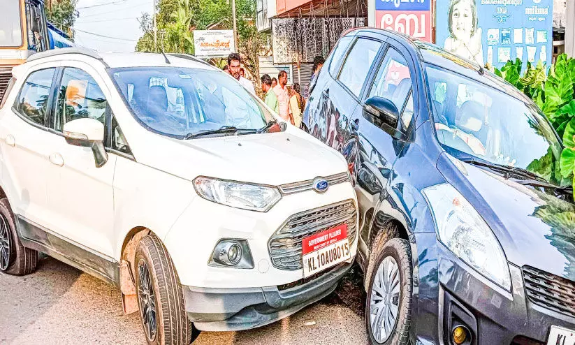 ഓട്ടത്തിനിടെ കാറിന്റെ ടയർ പൊട്ടിത്തെറിച്ചു; ഒരാൾക്ക് പരിക്ക്