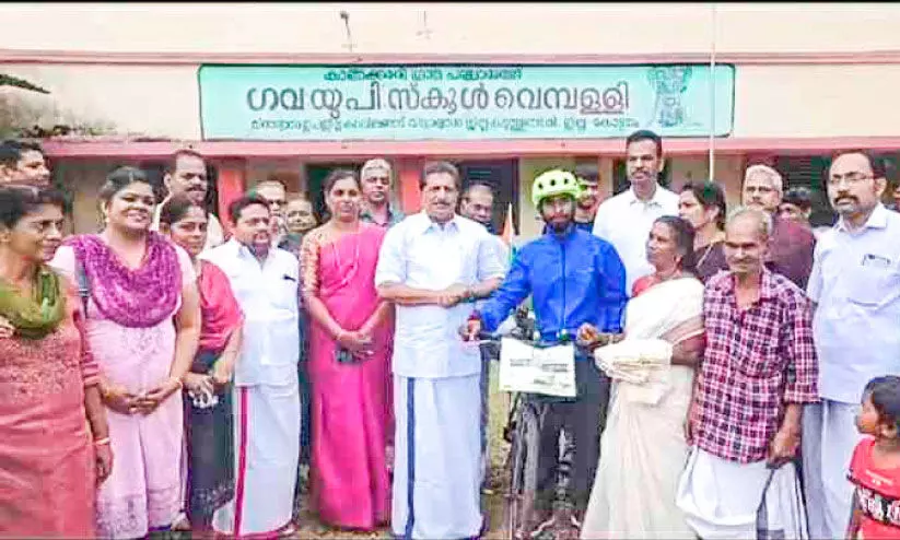 സൈക്കിളിലേറി അഖി​ൽ എത്തി; സ്വീകരണമൊരുക്കി നാട്ടുകാർ