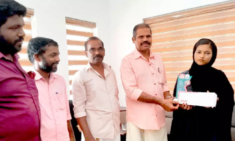 കേളി വിദ്യാഭ്യാസ പുരസ്കാരം: കാസർകോട് ജില്ലയിൽ വിതരണം ചെയ്തു