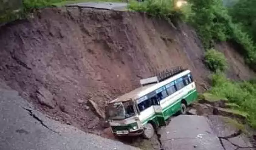 ഹിമാചൽ പ്രദേശിൽ മേഘസ്ഫോടനം; 51 മരണം, അസമിൽ 14 ഹിമാചൽ പ്രദേശിൽ മേഘസ്ഫോടനം; 51 മരണം, അസമിൽ 14