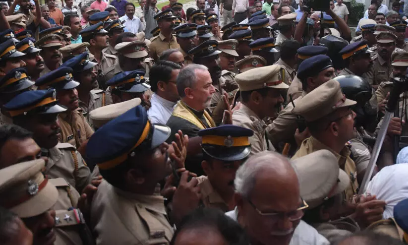 വത്തിക്കാൻ പ്രതിനിധിക്കുനേരെ പ്രതിഷേധം; വീണ്ടും സംഘർഷഭരിതമായി എറണാകുളം ബസിലിക്ക