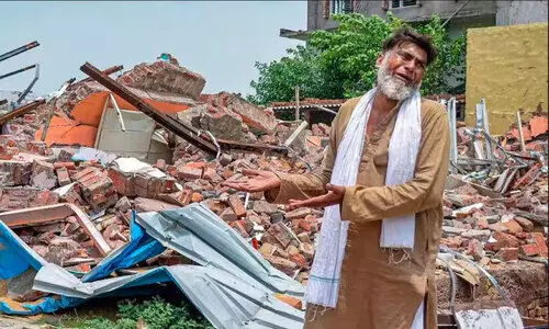 മേ​വാ​ത്തി​ൽ തീ ​കൊ​ളു​ത്തി​യ​താ​രാ​ണ് ?