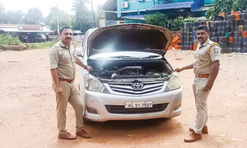 ഓട്ടോയുടെ നമ്പറിൽ ഇന്നോവ കാർ; 21,000 പി​ഴ, വാ​ഹ​നം പി​ടി​ച്ചെ​ടു​ത്തു