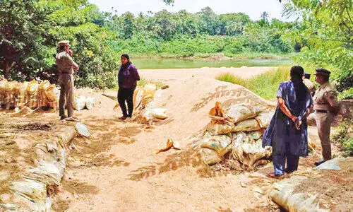തൂ​ത​പ്പു​ഴ​യി​ലെ മ​ണ​ലൂ​റ്റ്; സ​ബ് ക​ല​ക്ട​ർ എ​ത്തി പി​ടി​കൂ​ടി​യ​ത് 20 ലോ​ഡ്
