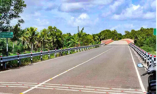 മാഞ്ചേരിക്കുഴി പാലംവഴി കാക്കനാട്ടേക്ക് ബസ് സർവിസില്ല; ജനത്തിന്​ ദുരിതം