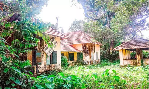 ചരിത്രമുറങ്ങുന്ന സബ് രജിസ്ട്രാർ ഓഫിസ് കെട്ടിടം തകർച്ചയിൽ ചരിത്രമുറങ്ങുന്ന സബ് രജിസ്ട്രാർ ഓഫിസ് കെട്ടിടം തകർച്ചയിൽ