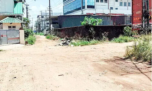 വ്യവസായ കേന്ദ്രത്തിലെ റോഡുകൾ തകർന്നു; തിരിഞ്ഞുനോക്കാൻ ആളില്ല