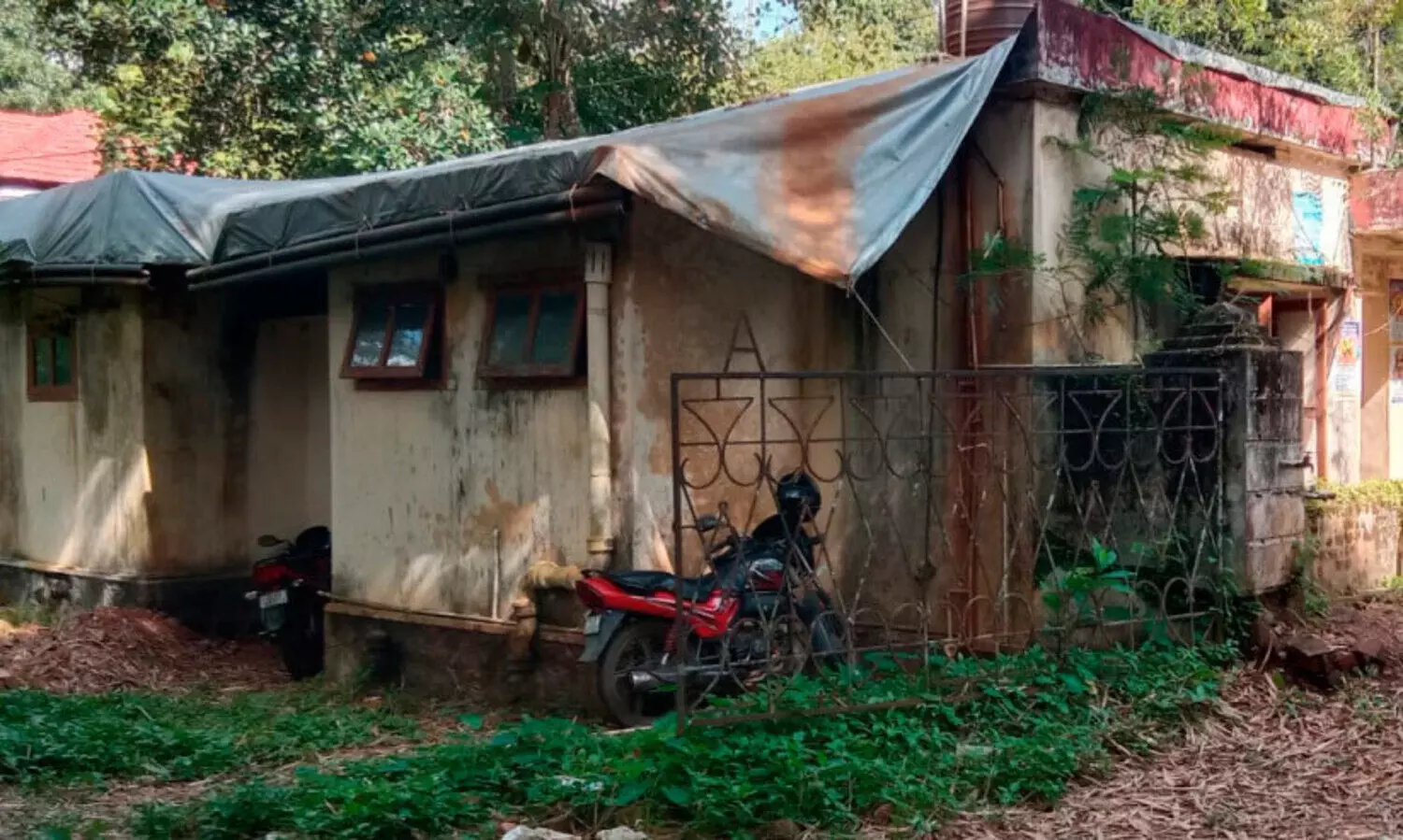 പൊൻകുന്നത്ത് വാട്ടർ അതോറിറ്റി സെക്​ഷൻ ഓഫിസ് കെട്ടിടം ജീർണാവസ്ഥയിൽ