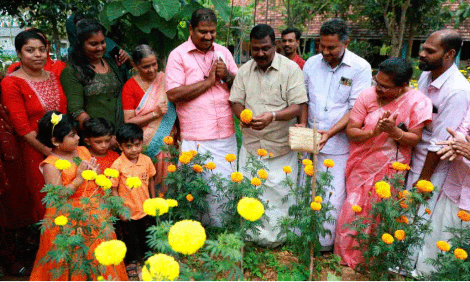 ജമന്തിപ്പൂവിന്റെ വർണ വസന്തമൊരുക്കി തൊളിക്കോട് യു.പി സ്‌കൂൾ
