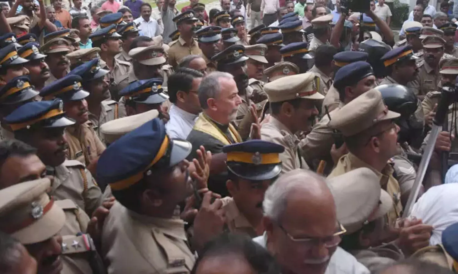 വത്തിക്കാൻ പ്രതിനിധിയെ തടഞ്ഞ സംഭവം: 100ലേറെ പേർക്കെതിരെ കേസ്