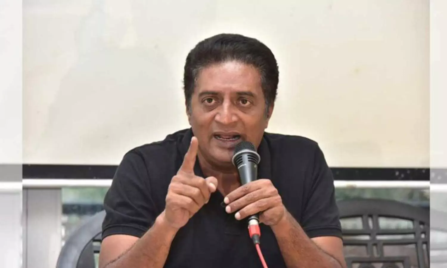 ‘കൊലയാളിയുടെ പ്രസംഗത്തിന് മരിച്ചവർ മാത്രമേ കൈയടിക്കൂ’; സ്വാതന്ത്ര്യദിനം ആഘോഷിക്കാൻ കഴിയില്ലെന്ന് പ്രകാശ് രാജ്