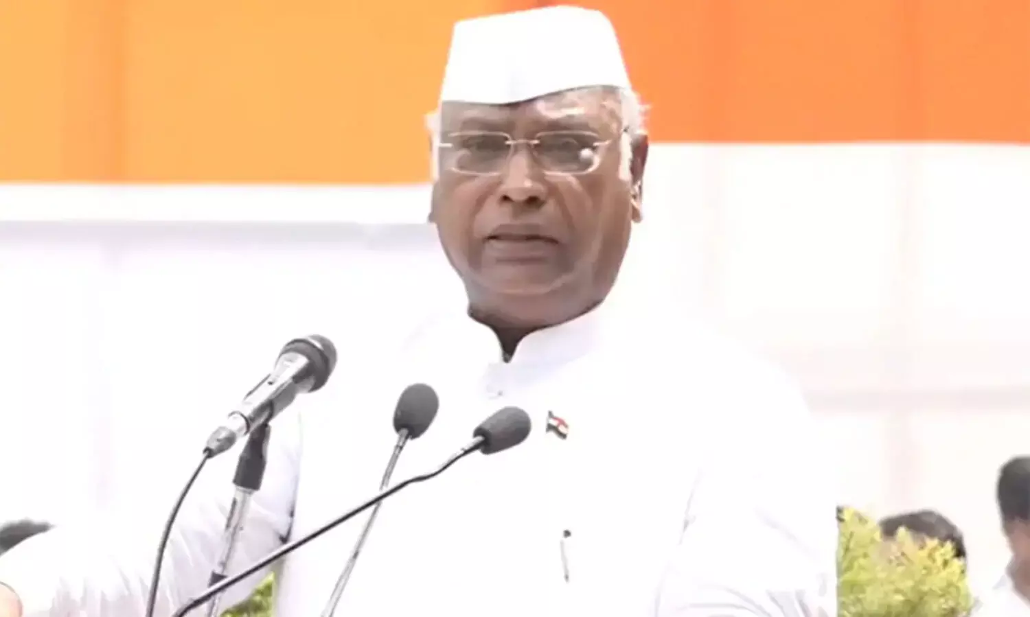 സ്വാതന്ത്ര്യദിന പരിപാടിയിൽ കേന്ദ്രത്തിനെതിരെ പ്രസ്താവനയുമായി കോൺഗ്രസ് അധ്യക്ഷൻ മല്ലികാർജുൻ ഖാർഗെ