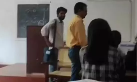 അധ്യാപകനെ അപമാനിച്ച സംഭവം; കെ.എസ്.യു നേതാവടക്കമുള്ള വിദ്യാർഥികൾക്ക് സസ്പെന്‍ഷൻ