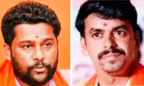 ചൂലേന്തും കൈകളിൽ നീതിക്കുവേണ്ടി മുസ്‌ലിമിനെതിരെ ആയുധമെടുക്കാൻ സന്നദ്ധരാവുക: വിദ്വേഷ പ്രസംഗത്തിൽ മുൻകൂർ ജാമ്യം തേടി വി.എച്ച്.പി നേതാക്കൾ