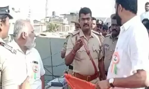 ദേശീയപതാകയുടെ കൂടെ കാവിക്കൊടി കെട്ടാൻ ശ്രമം; രണ്ട് എൻ.സി.പി കൗൺസിലർമാരെ പൊലീസ് തടഞ്ഞു