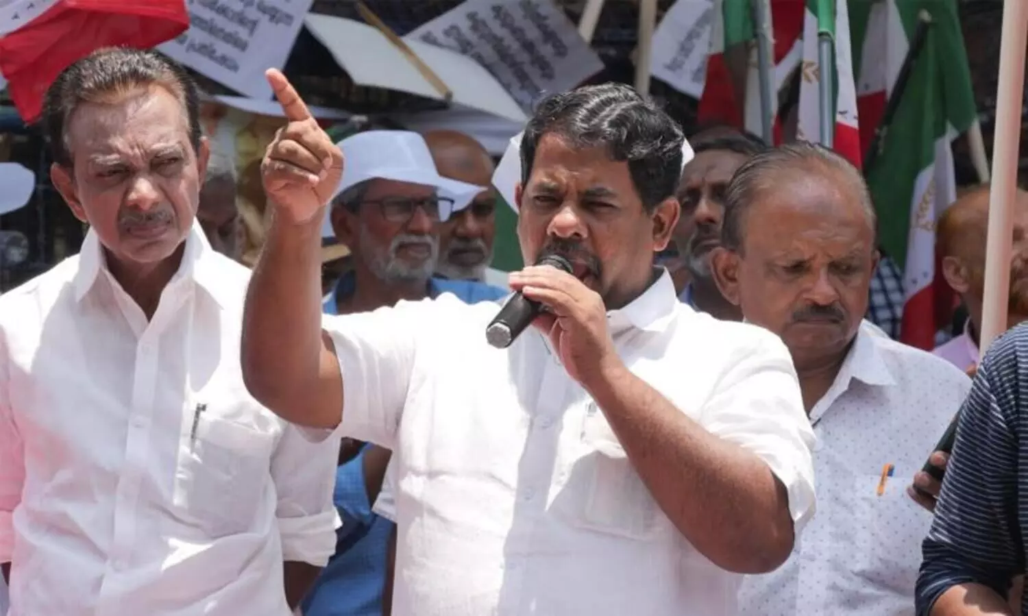 മദ്യ മാഫിയയ്ക്കും സ്വാശ്രയ ലോബിക്കും പിണറായി സർക്കാർ കീഴടങ്ങി -റസാഖ് പാലേരി