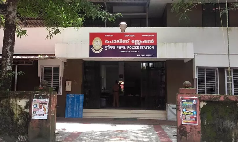 വെള്ളച്ചാട്ടത്തിൽ സ്ത്രീകളോട് അപമര്യാദയായി പെരുമാറിയെന്ന്; പൊലീസുകാരൻ അറസ്റ്റിൽ വെള്ളച്ചാട്ടത്തിൽ സ്ത്രീകളോട് അപമര്യാദയായി പെരുമാറിയെന്ന്; പൊലീസുകാരൻ അറസ്റ്റിൽ