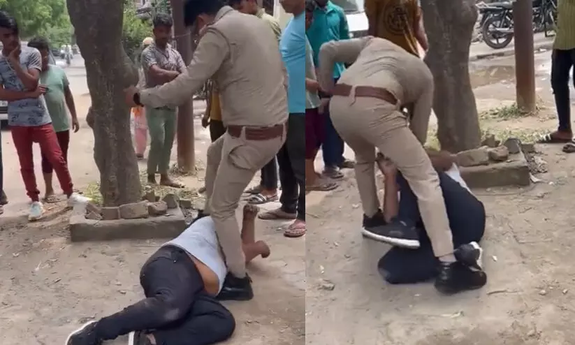 സഹോദരിയെ കമന്റടിച്ച യുവാവിനെ നടുറോഡിൽ ക്രൂരമായി മര്ദിച്ച് പൊലീസുകാരന് -VIDEO സഹോദരിയെ കമന്റടിച്ച യുവാവിനെ നടുറോഡിൽ ക്രൂരമായി മര്ദിച്ച് പൊലീസുകാരന് -VIDEO