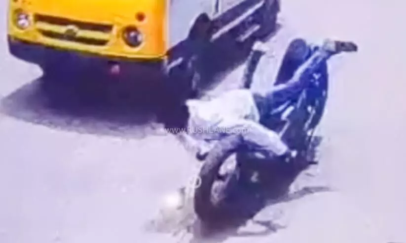 ഓട്ടത്തിനിടെ രണ്ടായി ഒടിഞ്ഞ്​ ഇലക്ട്രിക് ബൈക്ക്; റൈഡർ തെറിച്ചുവീണു -വിഡിയോ