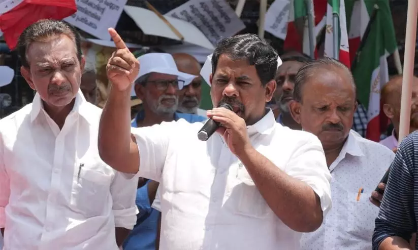 മദ്യ മാഫിയയ്ക്കും സ്വാശ്രയ ലോബിക്കും പിണറായി സർക്കാർ കീഴടങ്ങി -റസാഖ് പാലേരി മദ്യ മാഫിയയ്ക്കും സ്വാശ്രയ ലോബിക്കും പിണറായി സർക്കാർ കീഴടങ്ങി -റസാഖ് പാലേരി