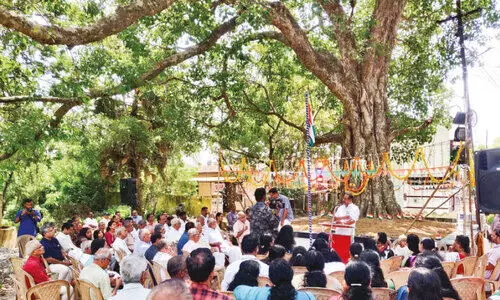 സ്വാ​ത​ന്ത്ര്യ​രാ​ത്രി​യി​ൽ പി​റ​ന്ന ആ​ൽ​മ​ര​മു​ത്ത​ശ്ശി​യു​ടെ പി​റ​ന്നാ​ൾ കൊ​ണ്ടാ​ടാ​ൻ നാ​ടൊ​ന്നി​ച്ചു