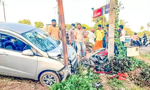 ബൈക്ക് യാത്രികനെ രക്ഷിക്കാൻ കാർ വെട്ടിച്ചു; അപകടത്തില്‍ ഏഴുപേര്‍ക്ക് പരിക്ക്