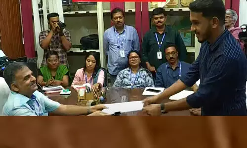 ജെയ്ക് സി. തോമസ്‌ പത്രിക സമർപ്പിച്ചു; കെട്ടിവെക്കാനുള്ള തുക നൽകിയത് ഡി.വൈ.എഫ്.ഐ