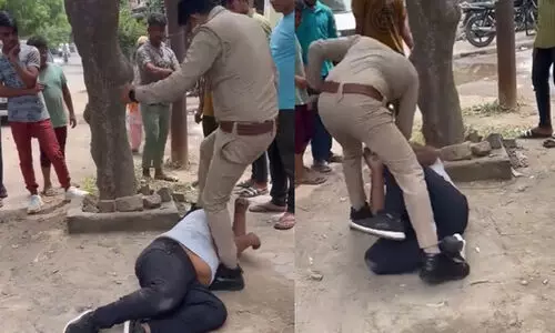 സഹോദരിയെ കമന്റടിച്ച യുവാവിനെ നടുറോഡിൽ ക്രൂരമായി മര്ദിച്ച് പൊലീസുകാരന് -VIDEO സഹോദരിയെ കമന്റടിച്ച യുവാവിനെ നടുറോഡിൽ ക്രൂരമായി മര്ദിച്ച് പൊലീസുകാരന് -VIDEO