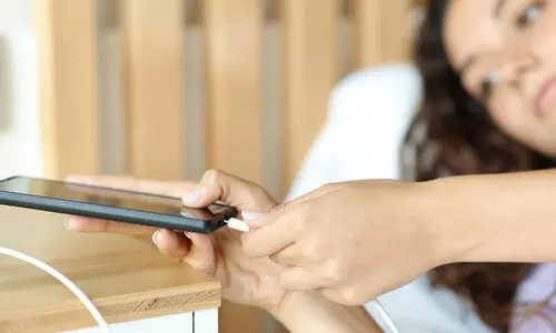 ‘ചാർജിലിട്ടിരിക്കുന്ന ഐഫോണിന് സമീപം ഉറങ്ങാറുണ്ടോ’..? മുന്നറിയിപ്പുമായി ആപ്പിൾ