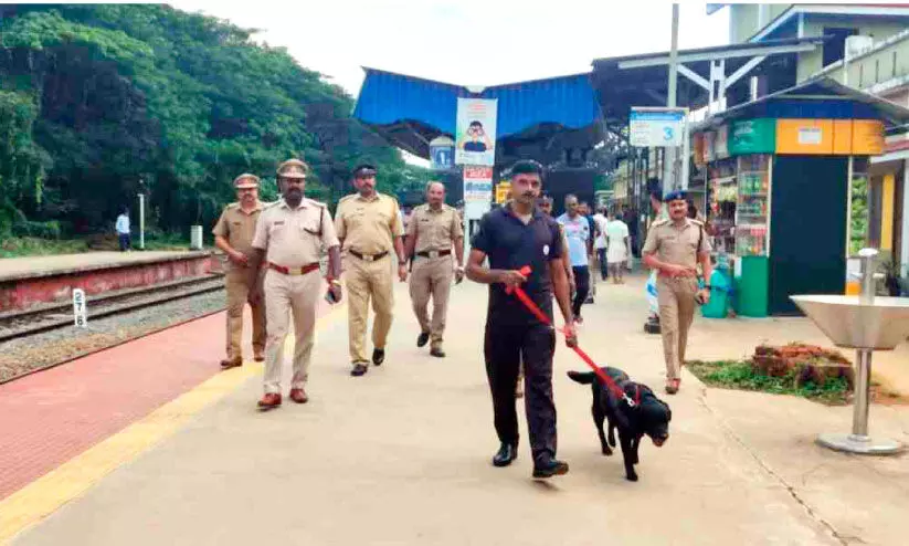 മയക്കുമരുന്ന് കടത്ത്: റെയിൽവേ സ്റ്റേഷനിലും കൊറിയർ കേന്ദ്രങ്ങളിലും പരിശോധന മയക്കുമരുന്ന് കടത്ത്: റെയിൽവേ സ്റ്റേഷനിലും കൊറിയർ കേന്ദ്രങ്ങളിലും പരിശോധന