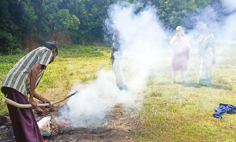 വി​ദ്യാ​ല​യ പ​രി​സ​ര​ത്ത് പ്ലാ​സ്റ്റി​ക് ക​ത്തി​ക്കു​ന്ന​ത് ത​ട​ഞ്ഞു