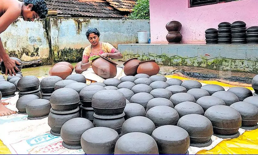 കിതച്ചും കുതിച്ചും കൈത്തൊഴിൽ; ജീ​വി​തം ഉ​ട​ഞ്ഞ്​ മ​ൺ​പാ​ത്ര തൊ​ഴി​ലാ​ളി​ക​ൾ