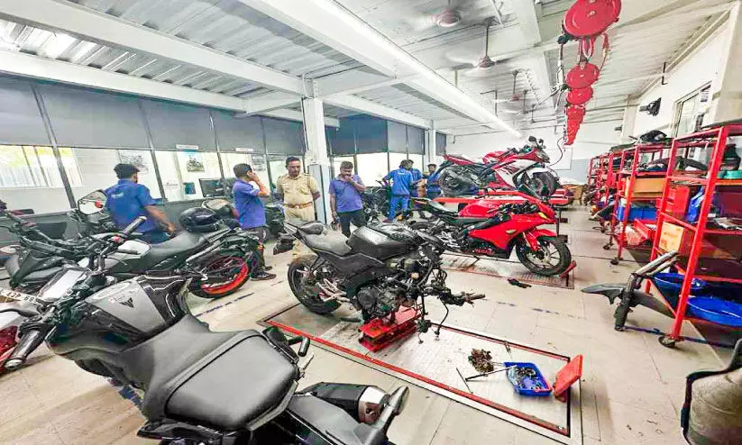 ഇനി സൈലൻസർ മാറ്റിക്കൊടുക്കുമോ? ഒരുലക്ഷം രൂപ പിഴ അടക്കേണ്ടിവരും ഇനി സൈലൻസർ മാറ്റിക്കൊടുക്കുമോ? ഒരുലക്ഷം രൂപ പിഴ അടക്കേണ്ടിവരും