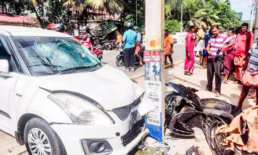 കാറിടിച്ച് ബൈക്ക് യാത്രക്കാർക്ക് പരിക്ക്