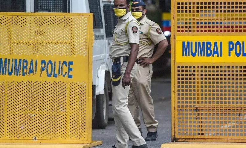 19കാരിയെ തുടരെ കുത്തി അക്രമി; സഹായത്തിനായി അലറി വിളിച്ച് അമ്മ 19കാരിയെ തുടരെ കുത്തി അക്രമി; സഹായത്തിനായി അലറി വിളിച്ച് അമ്മ