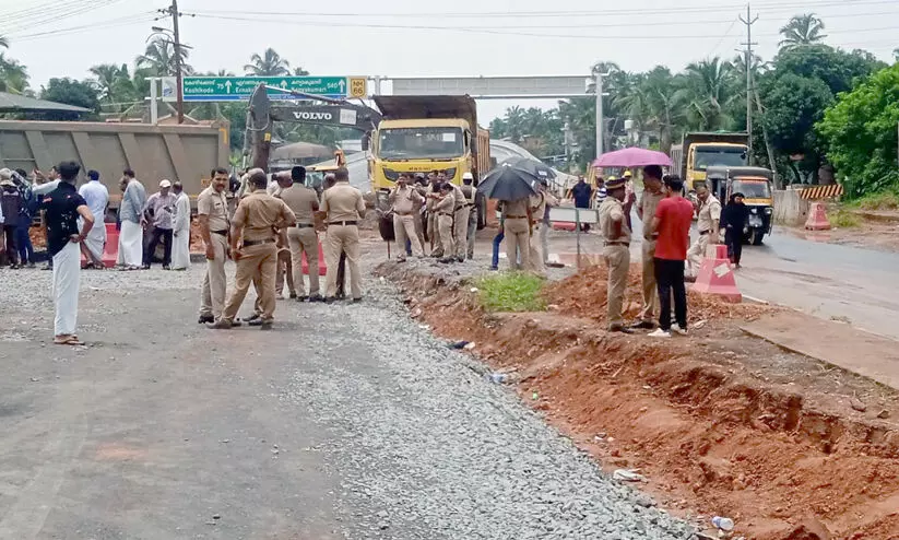 നടപ്പാത സമരക്കാരെ അറസ്റ്റ് ചെയ്തുനീക്കി; പൊലീസിന്‍റെ ബലപ്രയോഗത്തിൽ സ്ത്രീകൾക്ക് പരിക്ക്