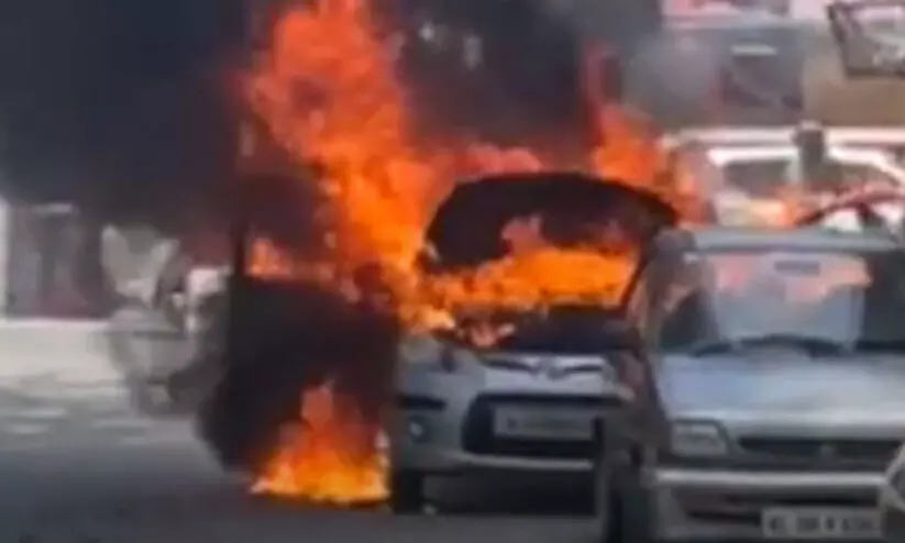 ഓടിക്കൊണ്ടിരുന്ന കാറിന് തീപിടിച്ചു; കുടുംബം രക്ഷപ്പെട്ടത് അദ്ഭുതകരമായി ഓടിക്കൊണ്ടിരുന്ന കാറിന് തീപിടിച്ചു; കുടുംബം രക്ഷപ്പെട്ടത് അദ്ഭുതകരമായി