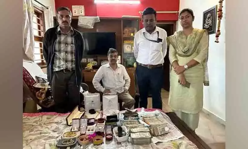 1.5 Lakh Found At Kodagu ADC Nanjunde Gowdas House During Lokayukta Raid 1.5 Lakh Found At Kodagu ADC Nanjunde Gowdas House During Lokayukta Raid