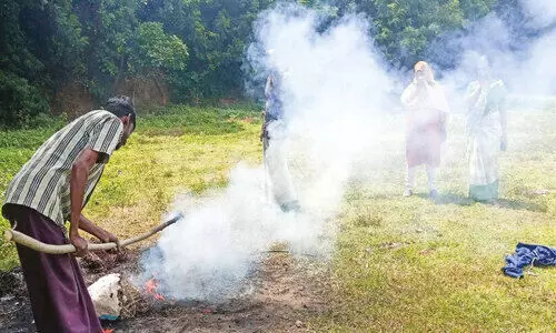 വി​ദ്യാ​ല​യ പ​രി​സ​ര​ത്ത് പ്ലാ​സ്റ്റി​ക് ക​ത്തി​ക്കു​ന്ന​ത് ത​ട​ഞ്ഞു