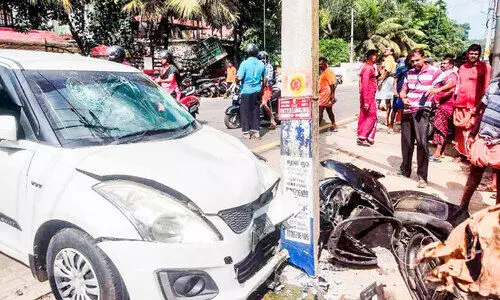 കാറിടിച്ച് ബൈക്ക് യാത്രക്കാർക്ക് പരിക്ക്