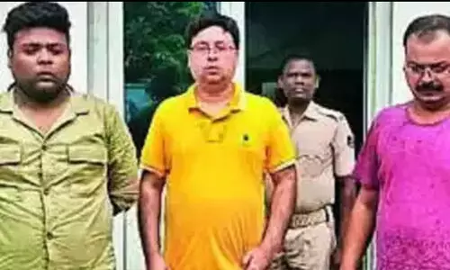 ആളുകളെ നഗ്നരായി കാണുന്ന ‘മാന്ത്രിക കണ്ണാടി’: വാങ്ങാനെത്തിയ 72 കാരന്റെ ഒമ്പത് ലക്ഷം തട്ടി, മൂന്ന് പേർ അറസ്റ്റിൽ