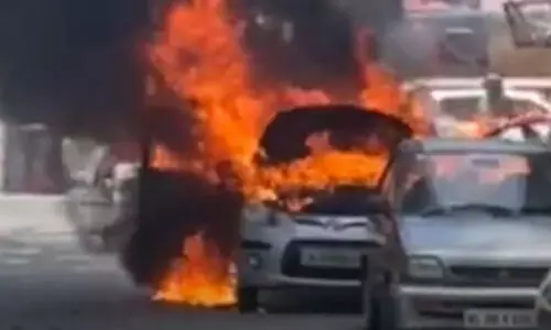 ഓടിക്കൊണ്ടിരുന്ന കാറിന് തീപിടിച്ചു; കുടുംബം രക്ഷപ്പെട്ടത് അദ്ഭുതകരമായി