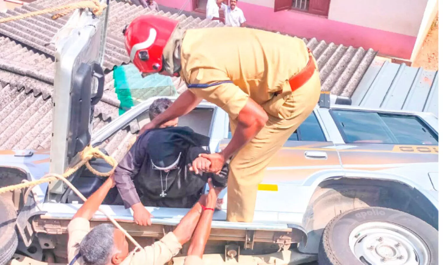 കെട്ടിടത്തിനു മുകളിലേക്ക്​ ടാറ്റ സുമോ വീണു, മൂന്നു കന്യാസ്ത്രീകൾക്ക്​ പരിക്ക്